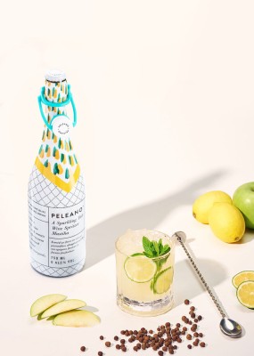 Greckie wino musujące Peleano Spritzer Mastiha 6% Alc 750ml