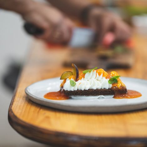 Carpaccio z pieczonego buraka z fetą i oliwą pomarańczową