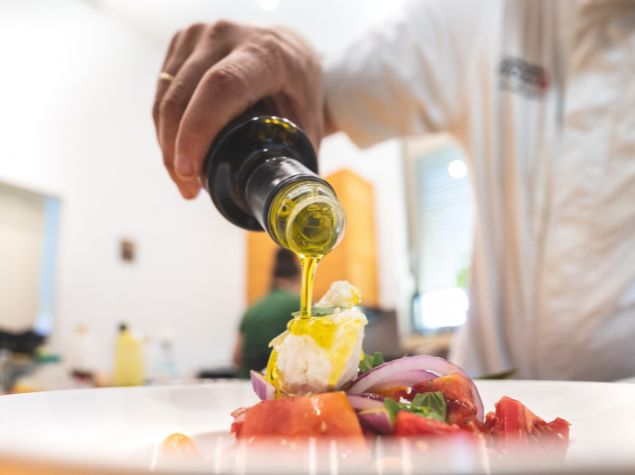 Carpaccio z pieczonego buraka z fetą i oliwą pomarańczową